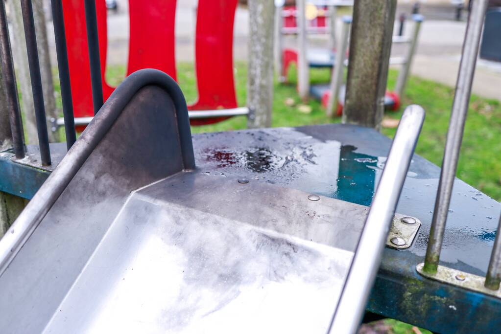 Jongens proberen glijbaan met vuurwerk in de fik te steken