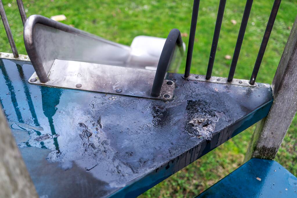 Jongens proberen glijbaan met vuurwerk in de fik te steken