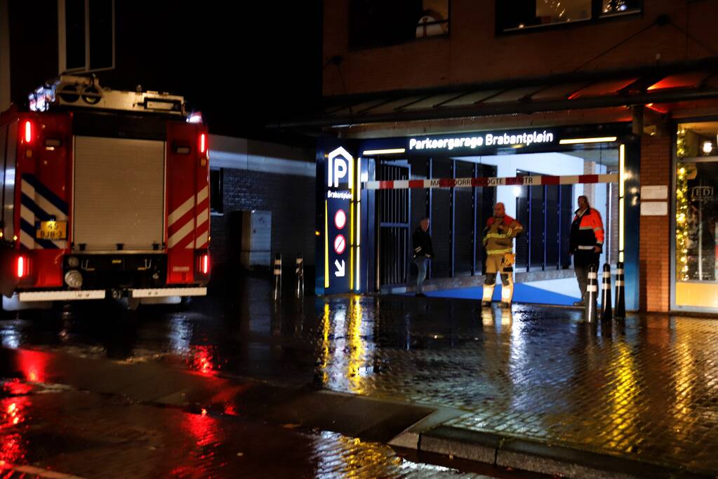 Parkeergarage vol rook