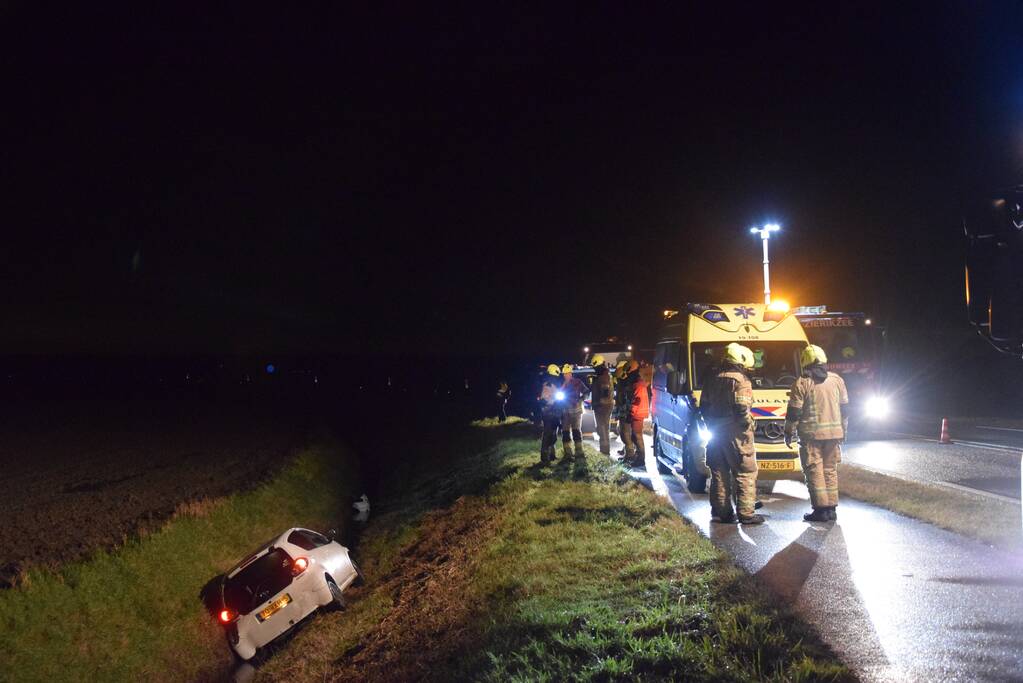 Auto belandt in sloot, automobilist gewond