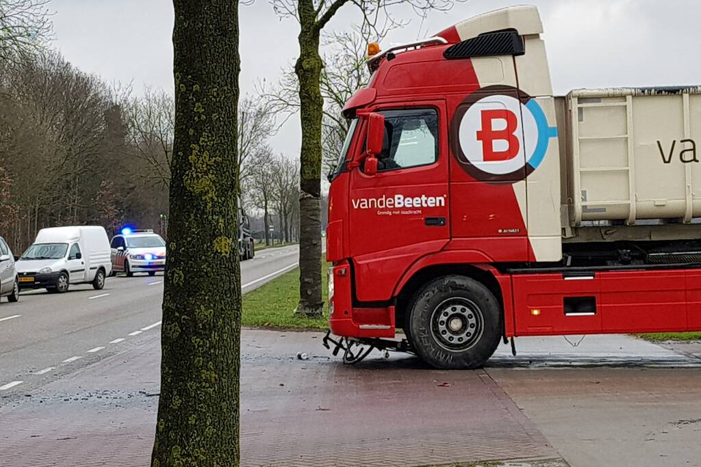 Vrachtwagenchauffeur ziet wielrenner over het hoofd