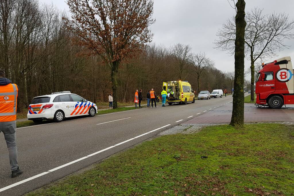 Vrachtwagenchauffeur ziet wielrenner over het hoofd