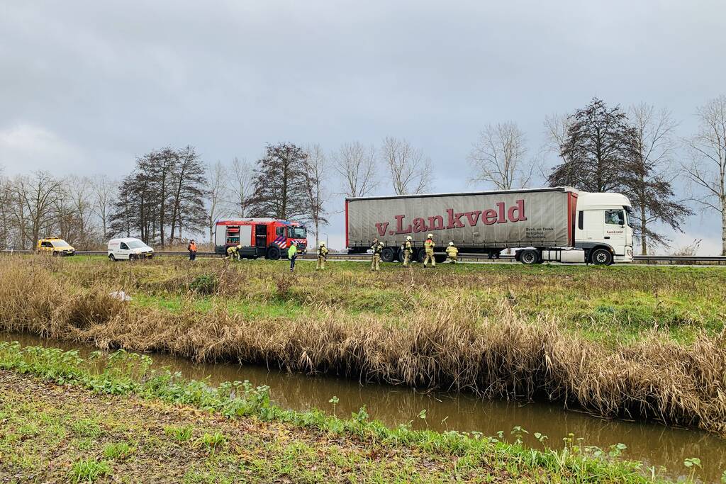 Vrachtwagen met vastgelopen remmen vliegt in brand