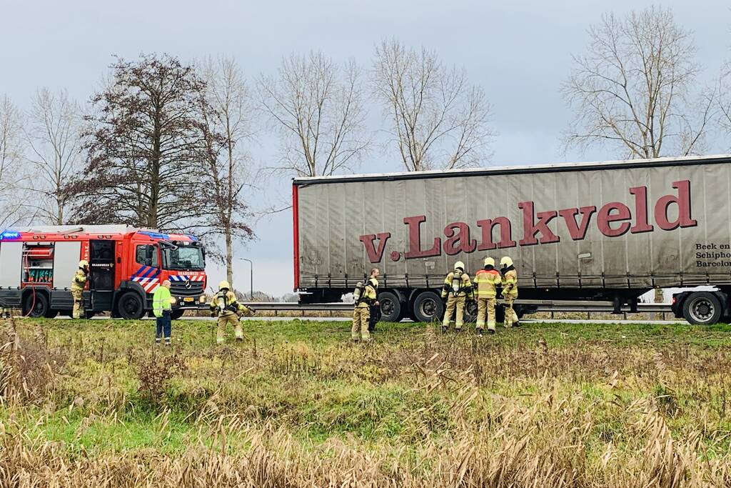 Vrachtwagen met vastgelopen remmen vliegt in brand