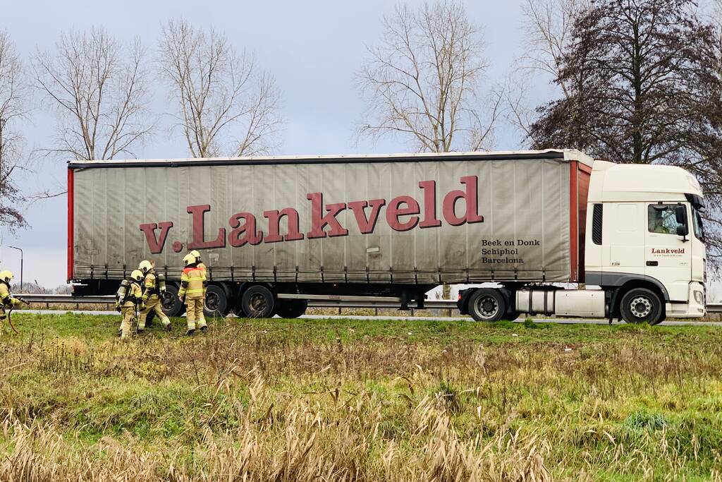 Vrachtwagen met vastgelopen remmen vliegt in brand