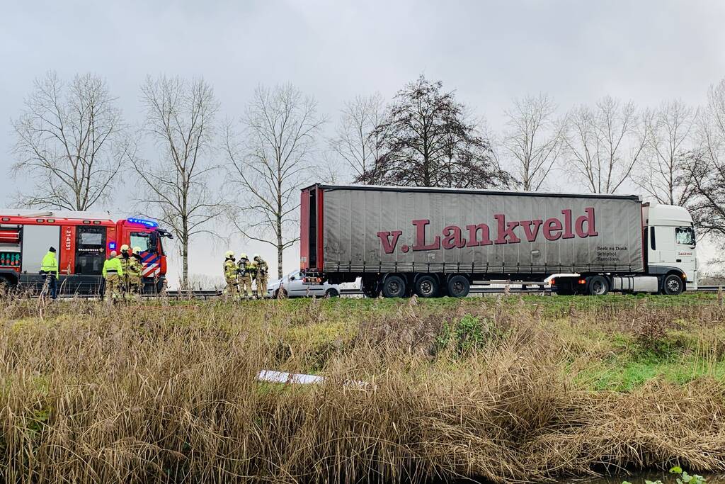 Vrachtwagen met vastgelopen remmen vliegt in brand