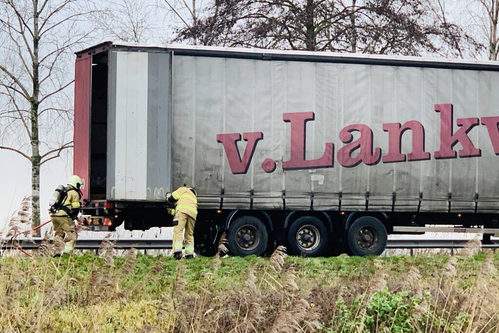 Vrachtwagen met vastgelopen remmen vliegt in brand