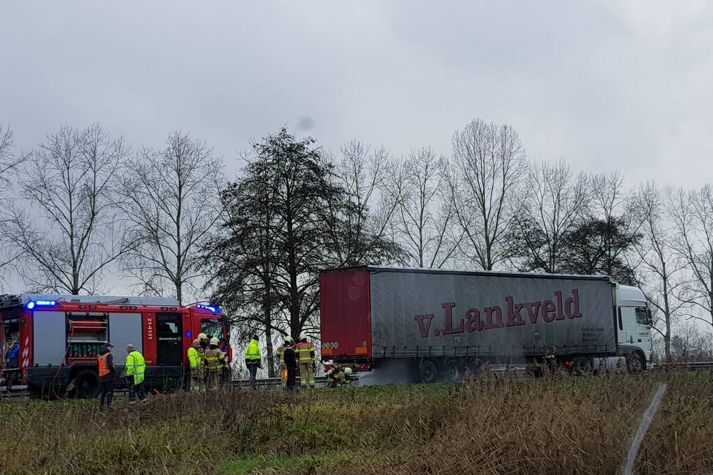 Vrachtwagen met vastgelopen remmen vliegt in brand