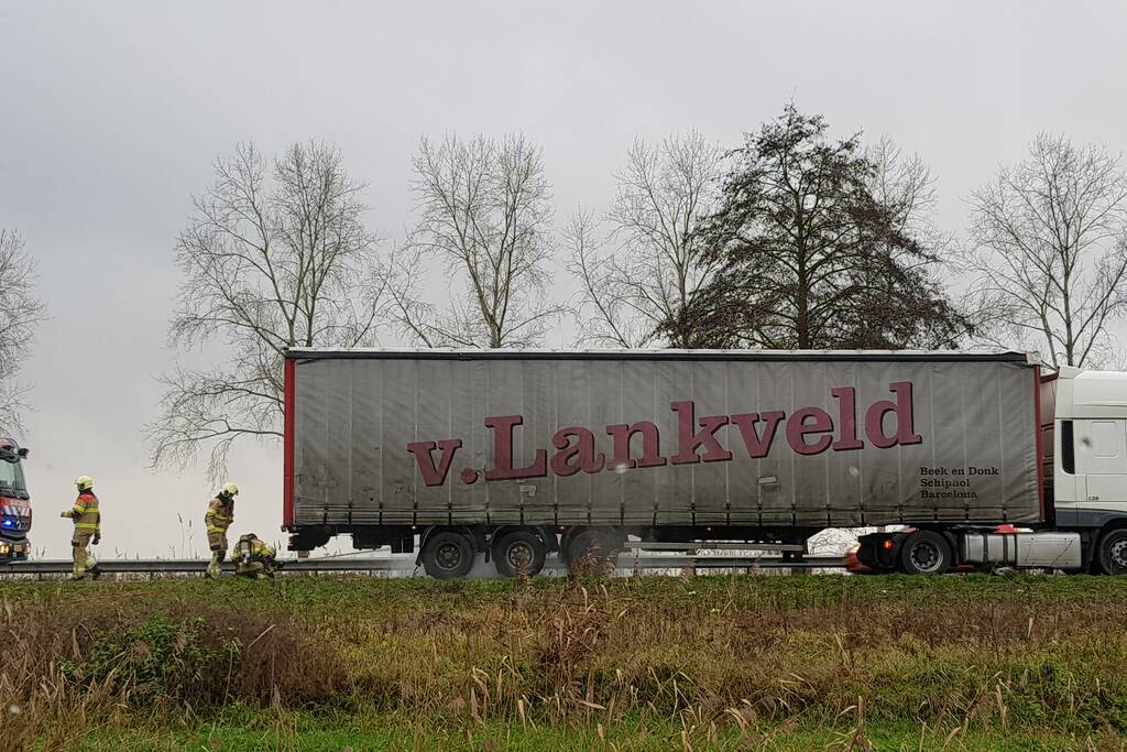 Vrachtwagen met vastgelopen remmen vliegt in brand
