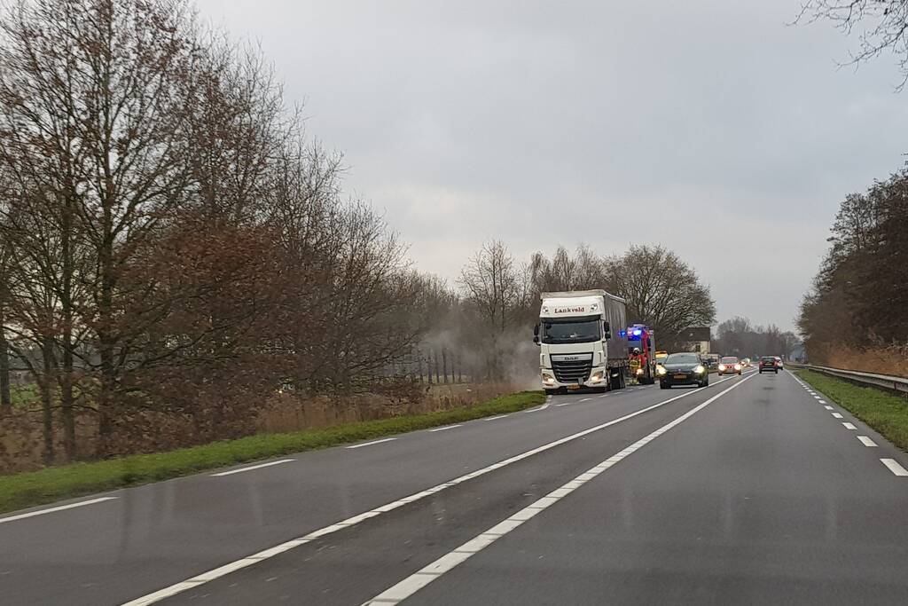 Vrachtwagen met vastgelopen remmen vliegt in brand