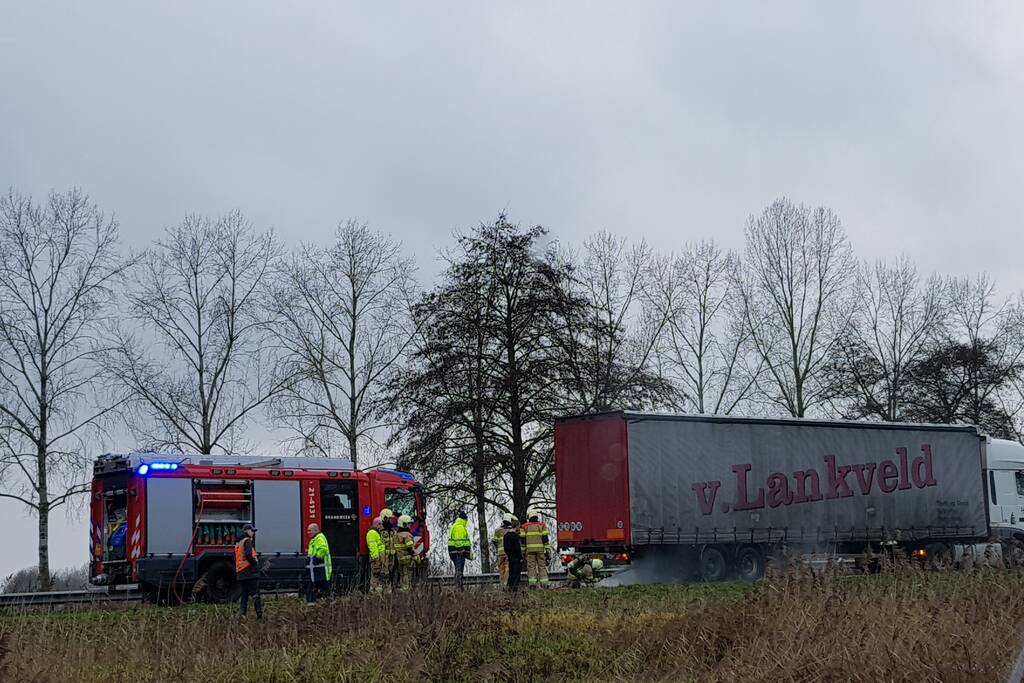 Vrachtwagen met vastgelopen remmen vliegt in brand