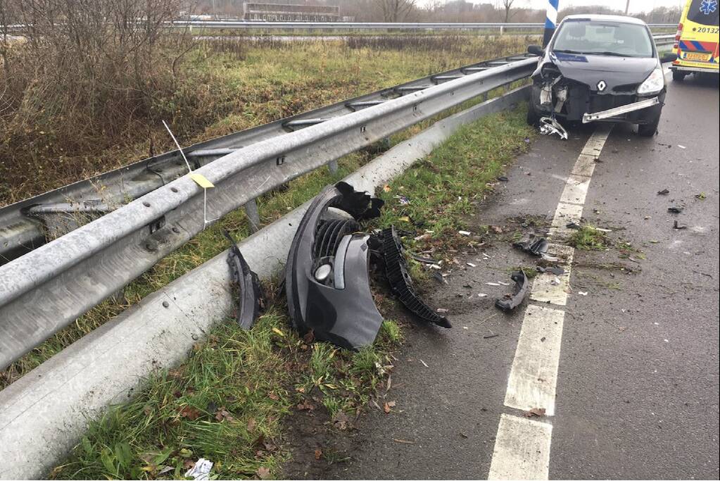 Automobilist gewond na botsing tegen vangrail