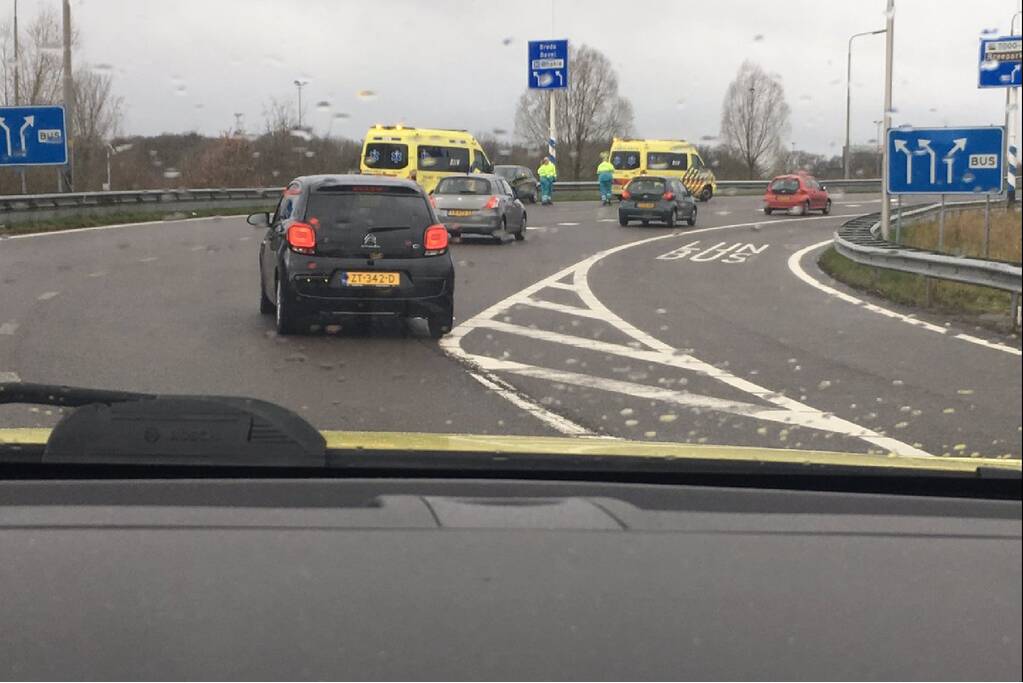 Automobilist gewond na botsing tegen vangrail