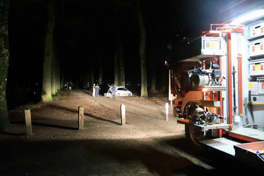 Politieauto rijdt zichzelf vast in bosgebied