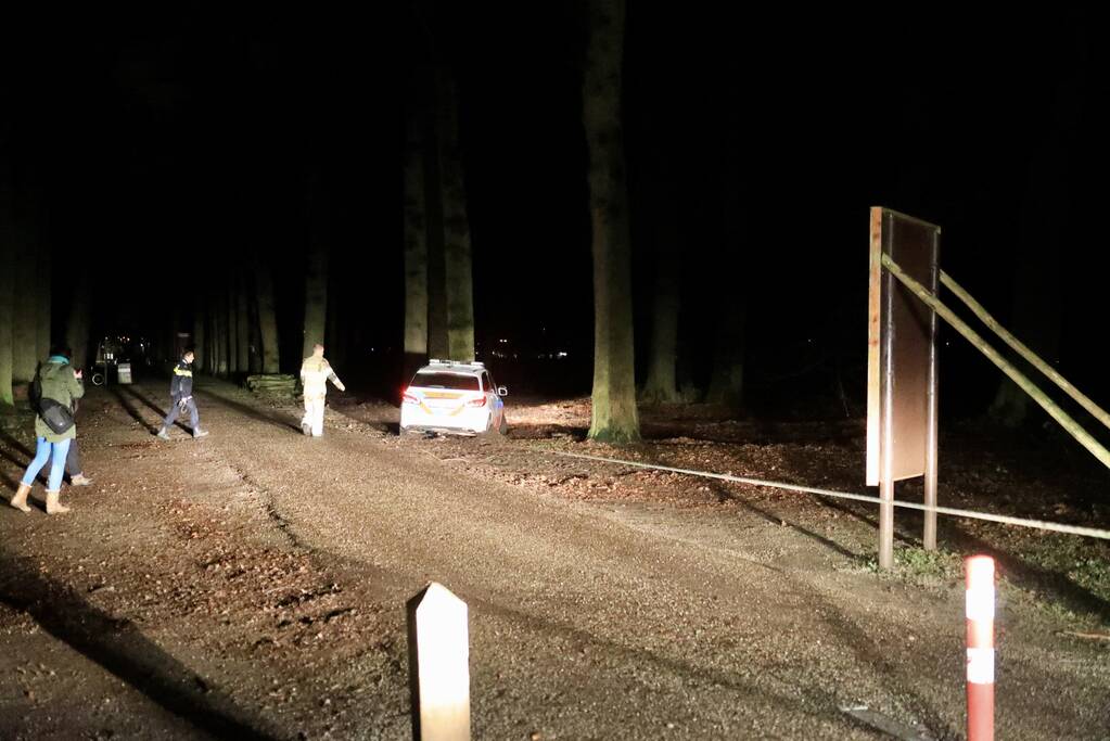 Politieauto rijdt zichzelf vast in bosgebied