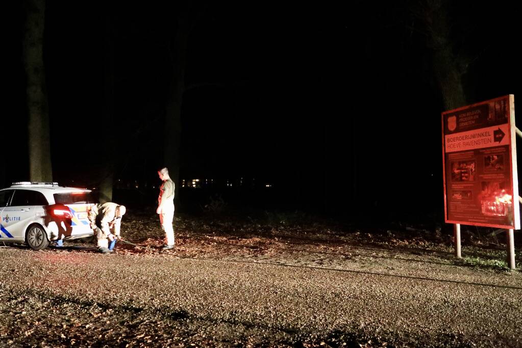 Politieauto rijdt zichzelf vast in bosgebied