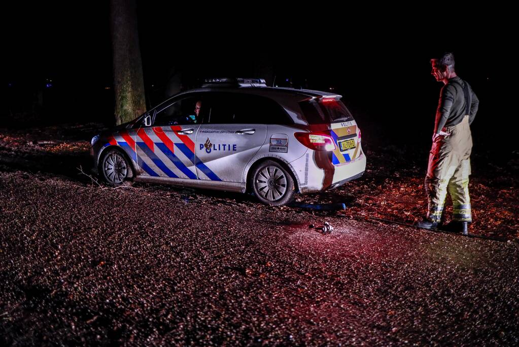 Politieauto rijdt zichzelf vast in bosgebied