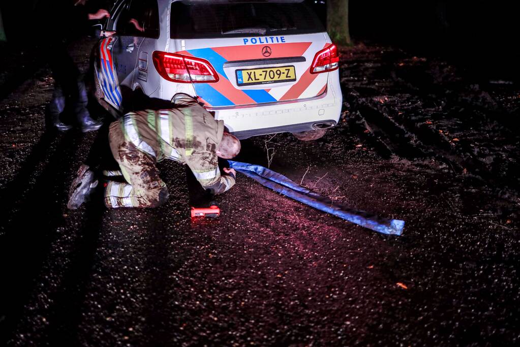 Politieauto rijdt zichzelf vast in bosgebied