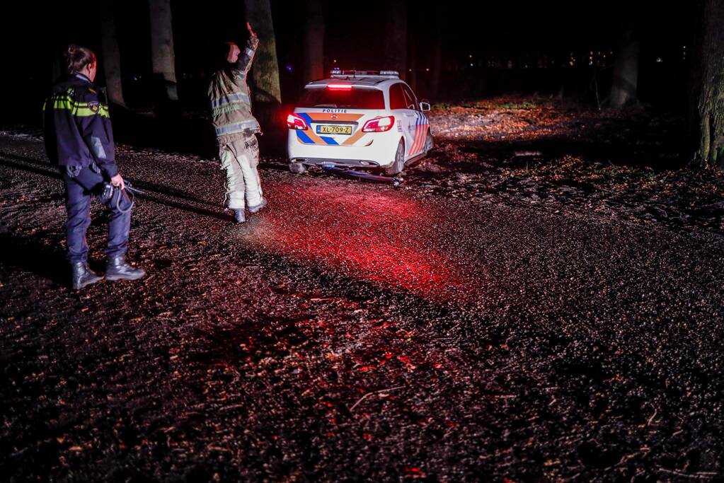 Politieauto rijdt zichzelf vast in bosgebied
