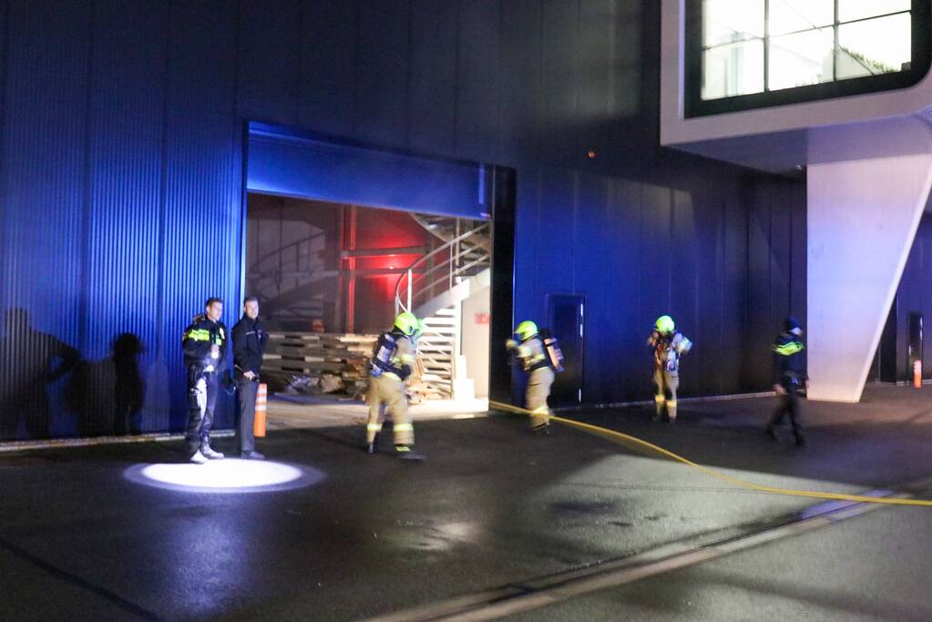 Brandweer heeft brand in houtzagerij snel onder controle