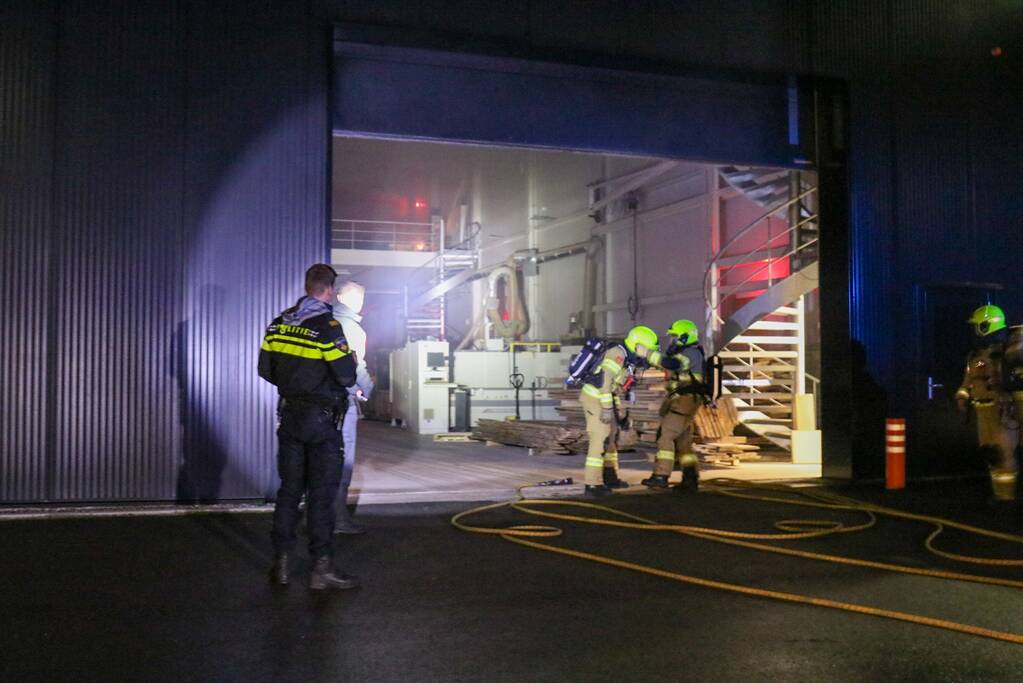 Brandweer heeft brand in houtzagerij snel onder controle