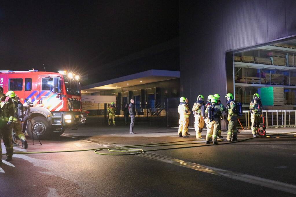 Brandweer heeft brand in houtzagerij snel onder controle