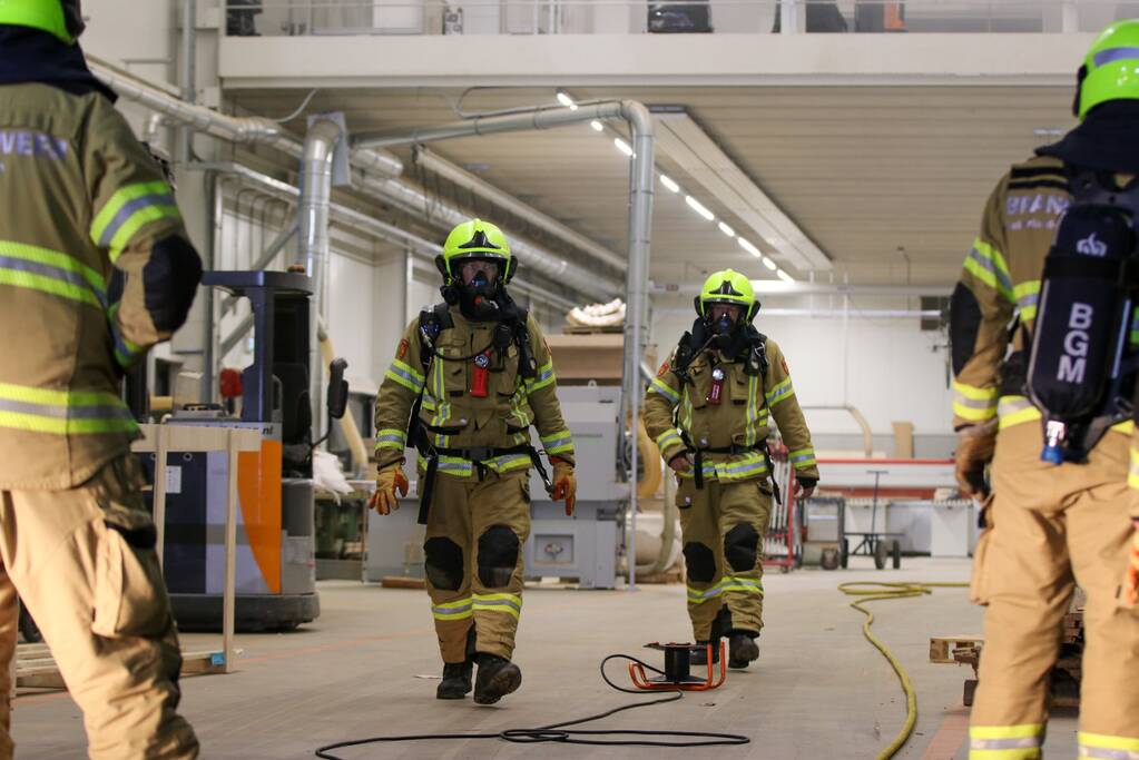 Brandweer heeft brand in houtzagerij snel onder controle