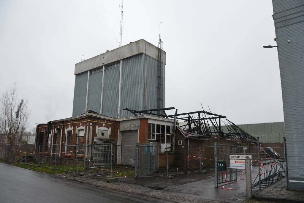 Leegstaande woonboerderij naast melkfabriek totaal verwoest