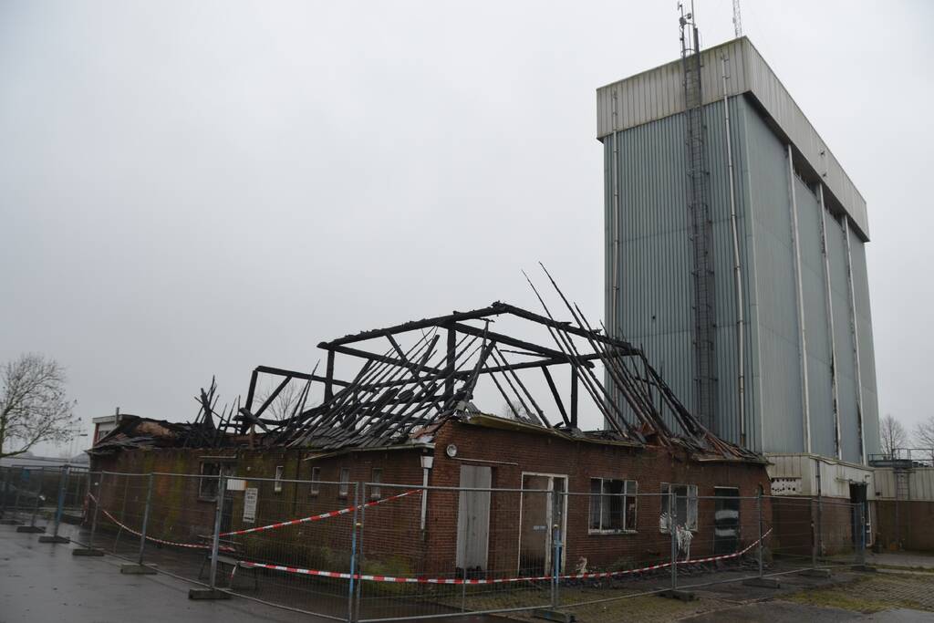 Leegstaande woonboerderij naast melkfabriek totaal verwoest