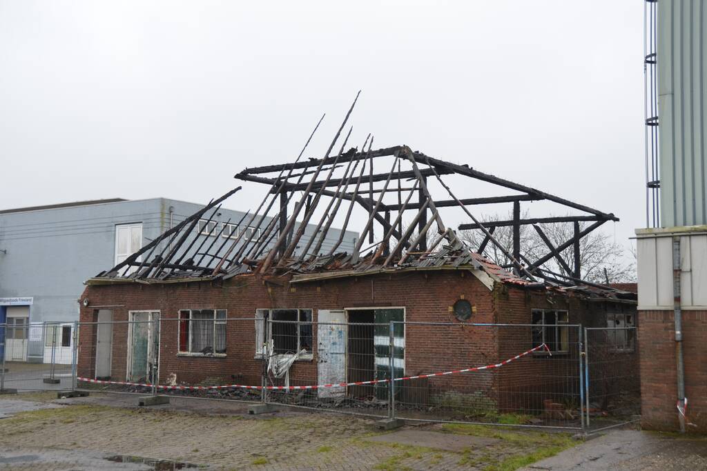 Leegstaande woonboerderij naast melkfabriek totaal verwoest