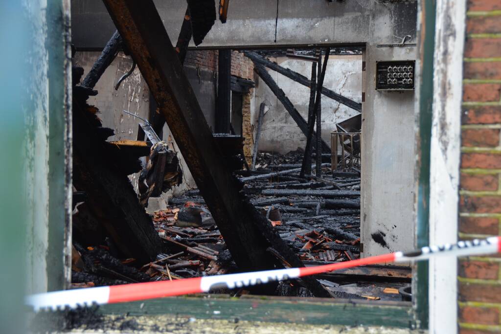 Leegstaande woonboerderij naast melkfabriek totaal verwoest