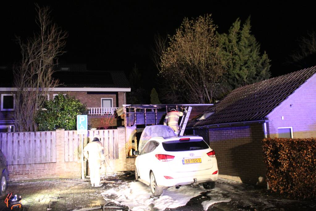 Autobrand slaat over na schuur