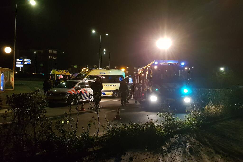 Auto op zijn kant na botsing met lantaarnpaal