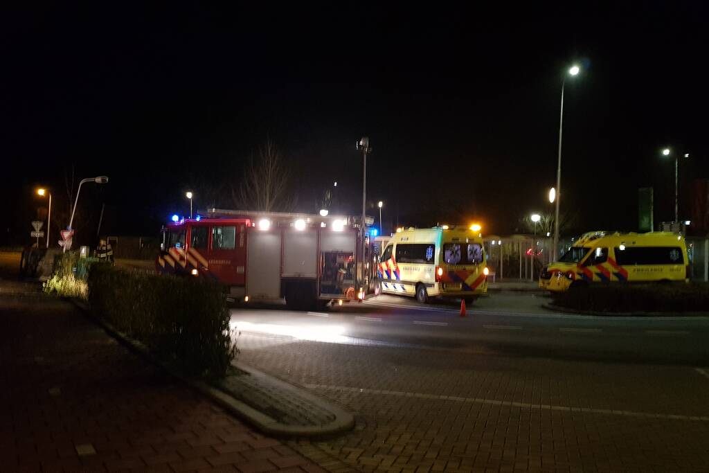 Auto op zijn kant na botsing met lantaarnpaal