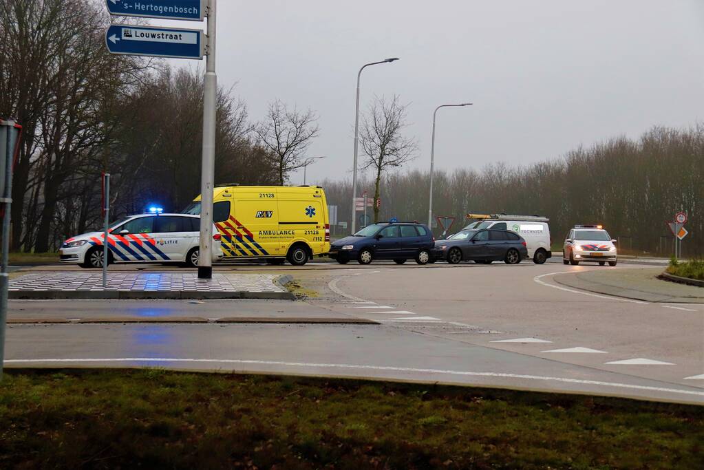 Gewonde na botsing op rotonde