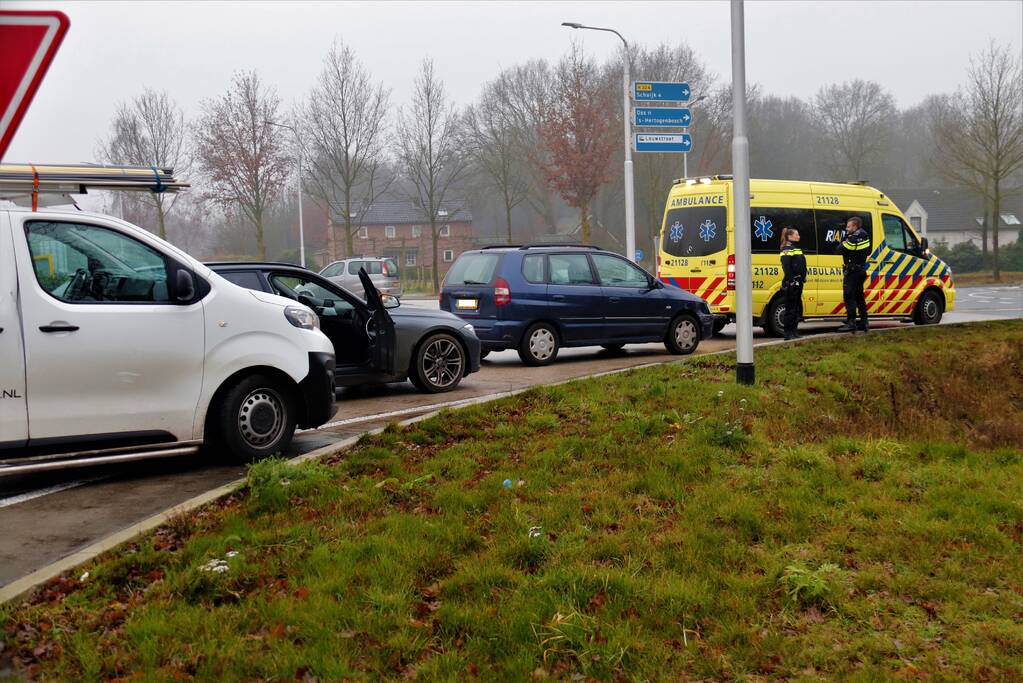 Gewonde na botsing op rotonde