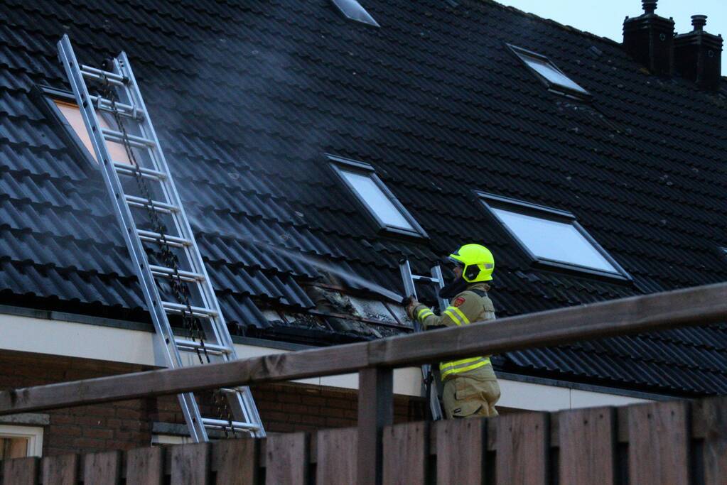 Brand in dak van woning snel geblust