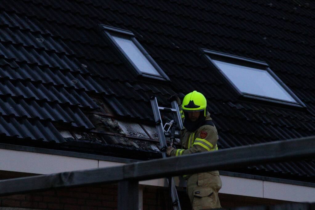 Brand in dak van woning snel geblust