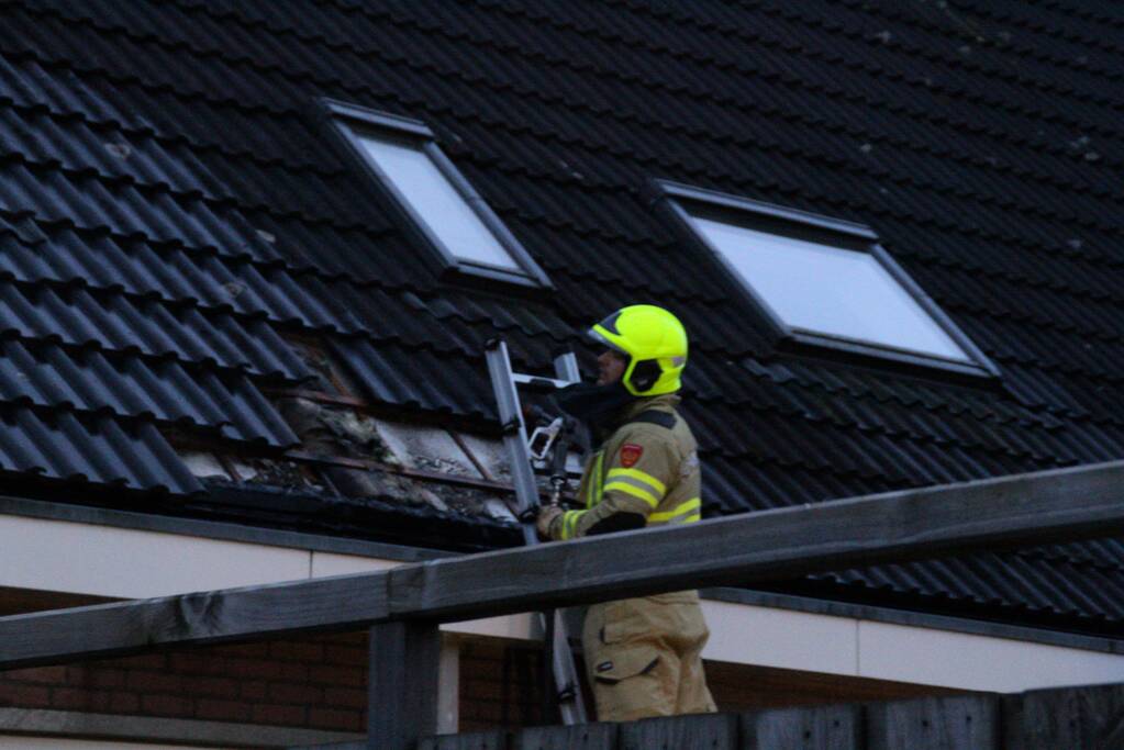 Brand in dak van woning snel geblust