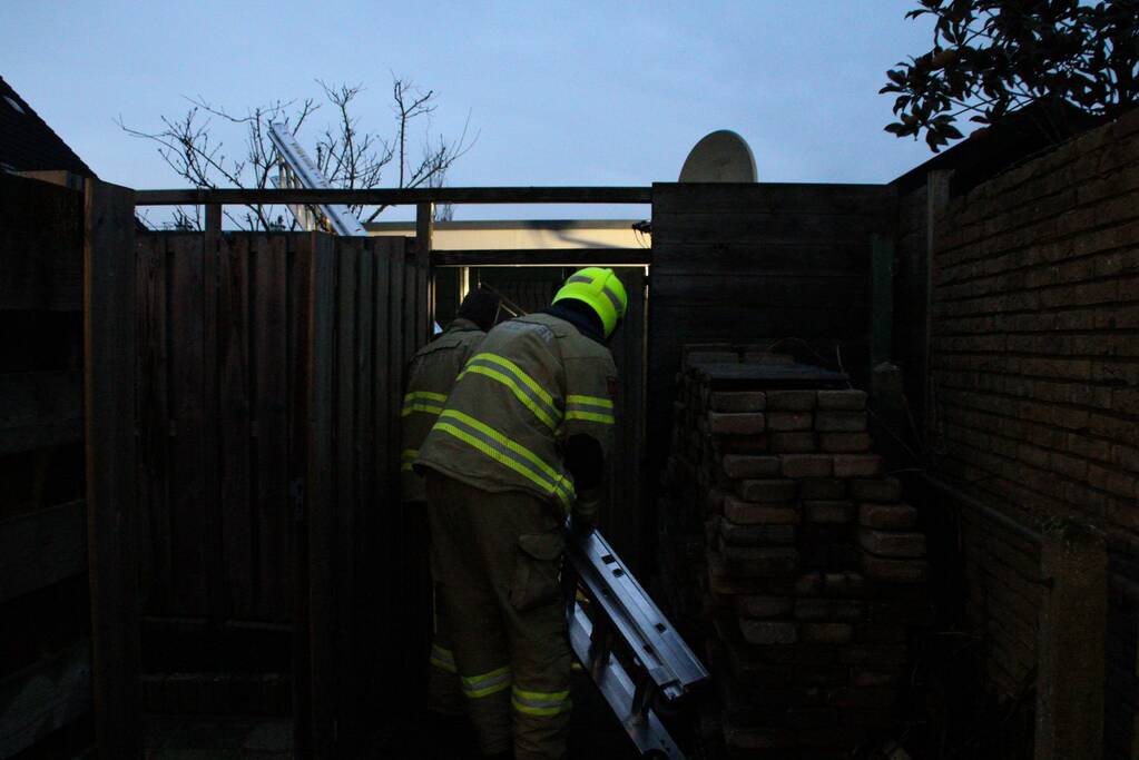 Brand in dak van woning snel geblust