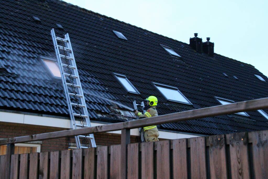 Brand in dak van woning snel geblust
