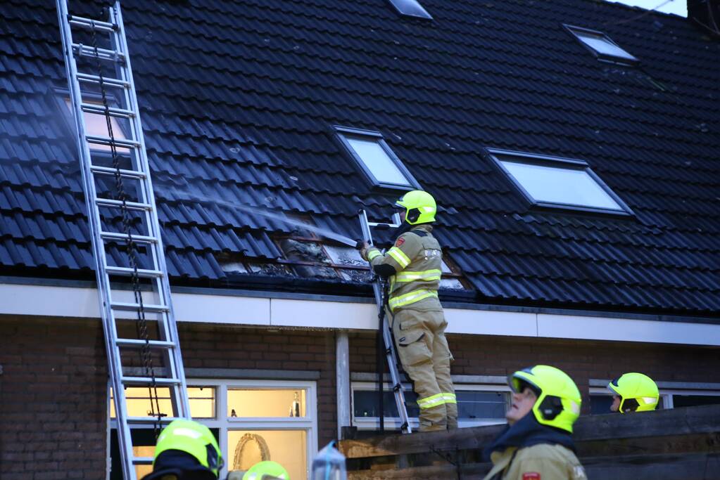 Brand in dak van woning snel geblust