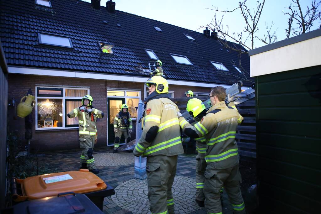 Brand in dak van woning snel geblust