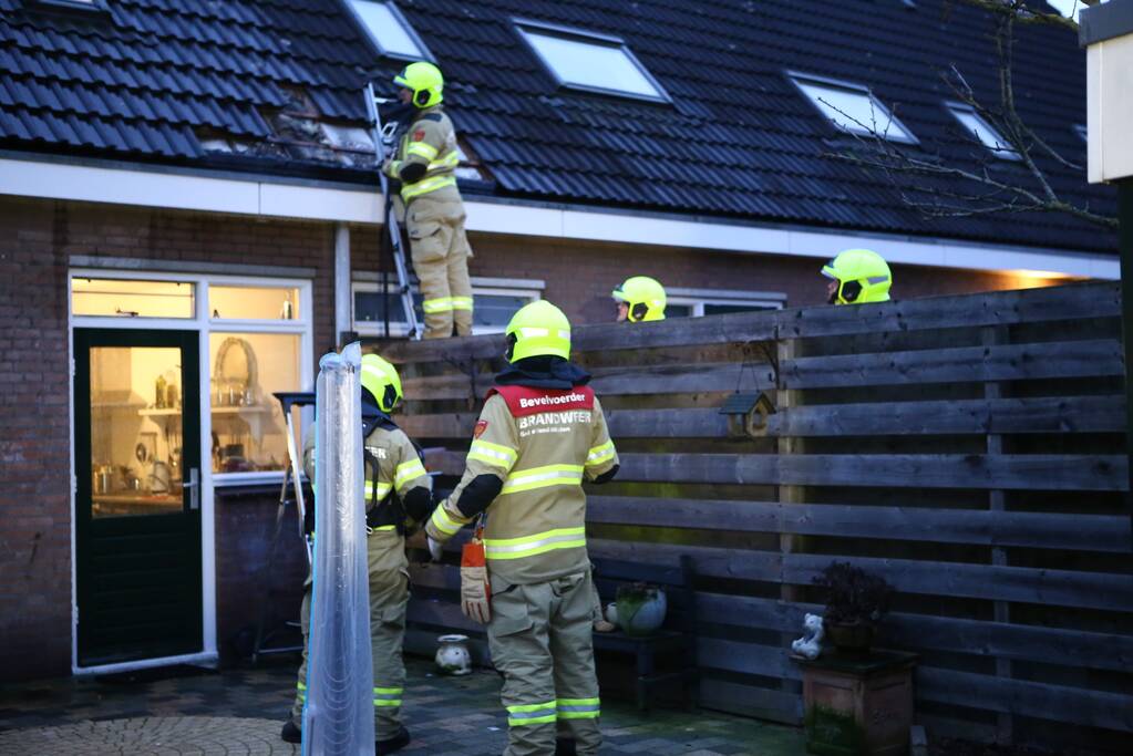 Brand in dak van woning snel geblust
