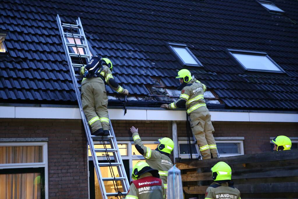 Brand in dak van woning snel geblust
