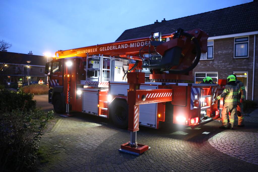 Brand in dak van woning snel geblust