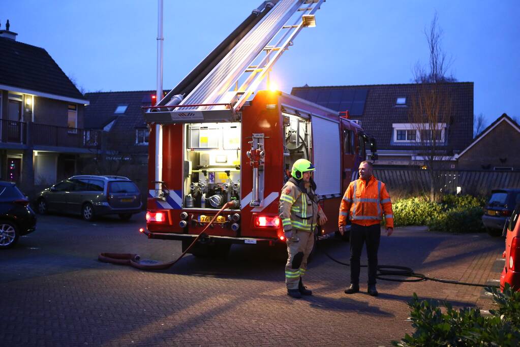 Brand in dak van woning snel geblust