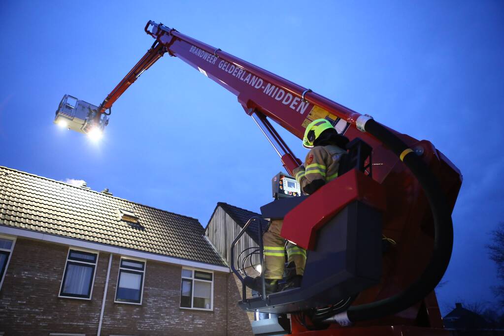 Brand in dak van woning snel geblust