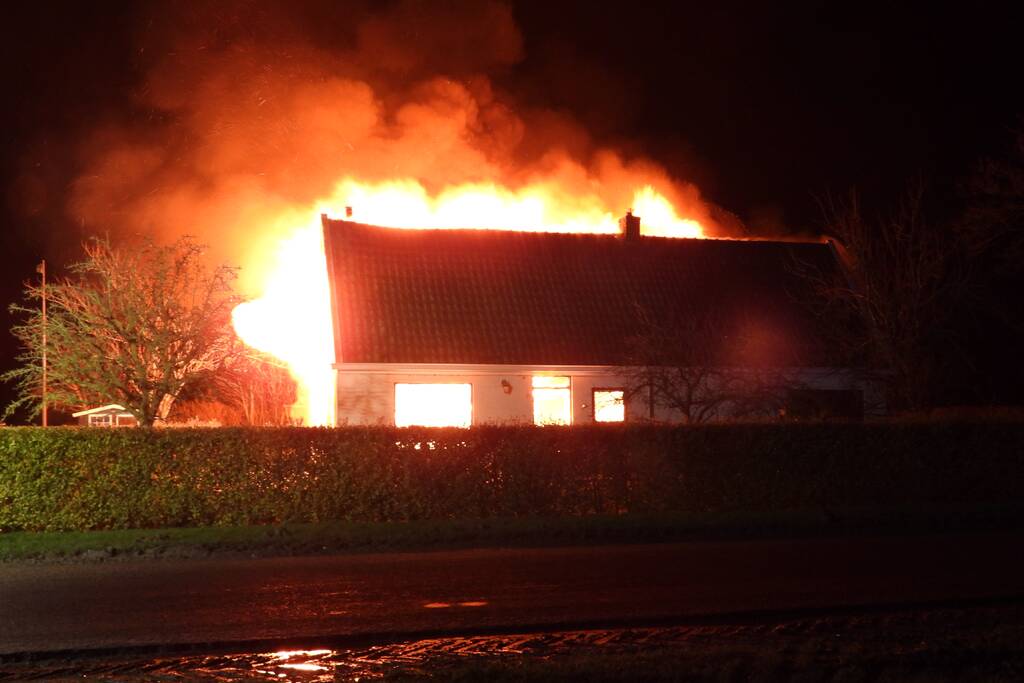 Boerderij verwoest door uitslaande brand