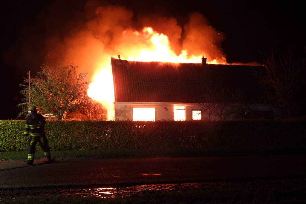 Boerderij verwoest door uitslaande brand
